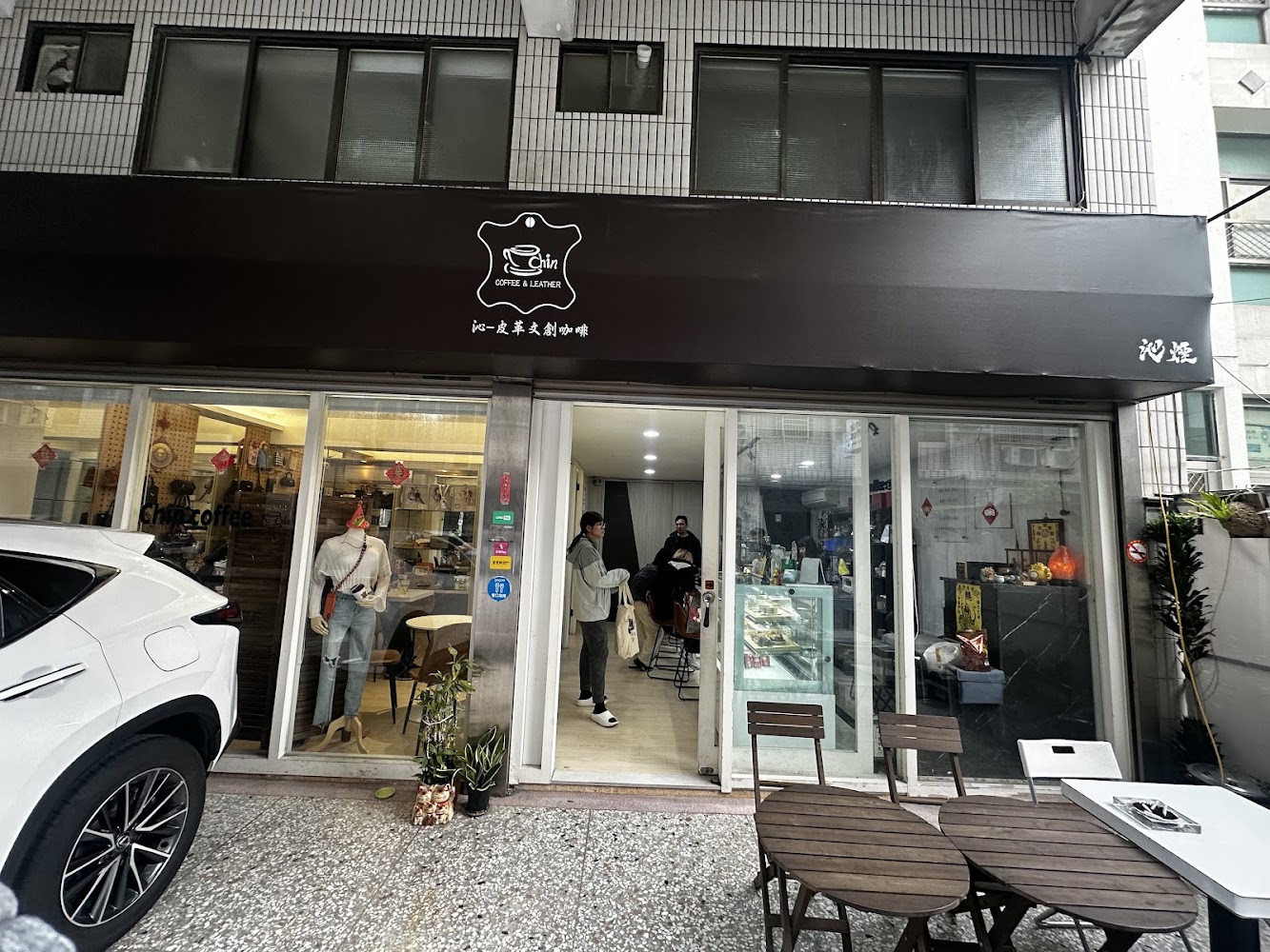 Chin coffee 店外觀與門口座位