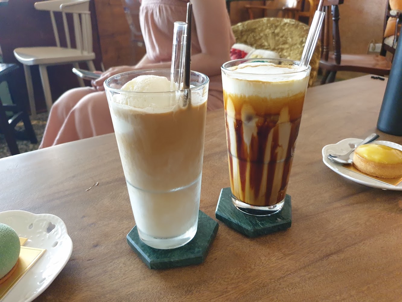 兩杯冰飲與桌上甜點