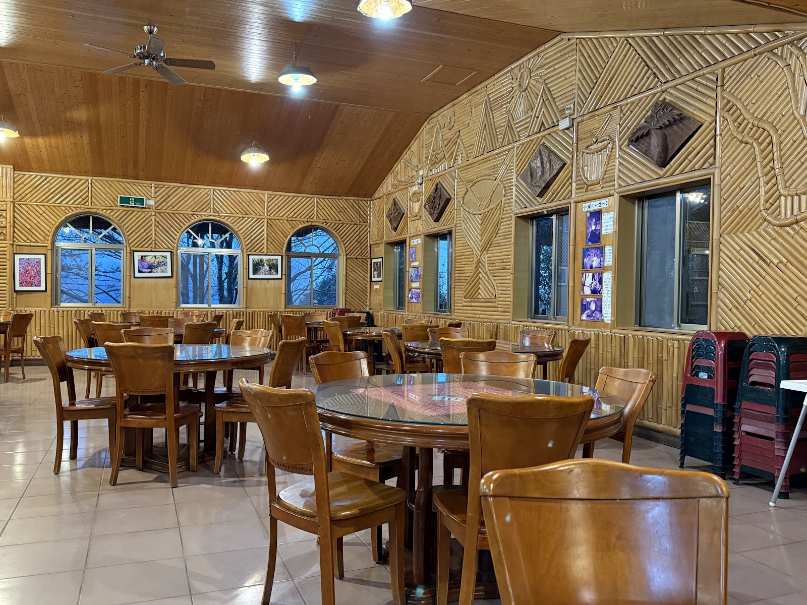 司馬庫斯部落餐廳內部,圓形木桌椅整齊排列,牆面以竹編傳統泰雅圖騰裝飾