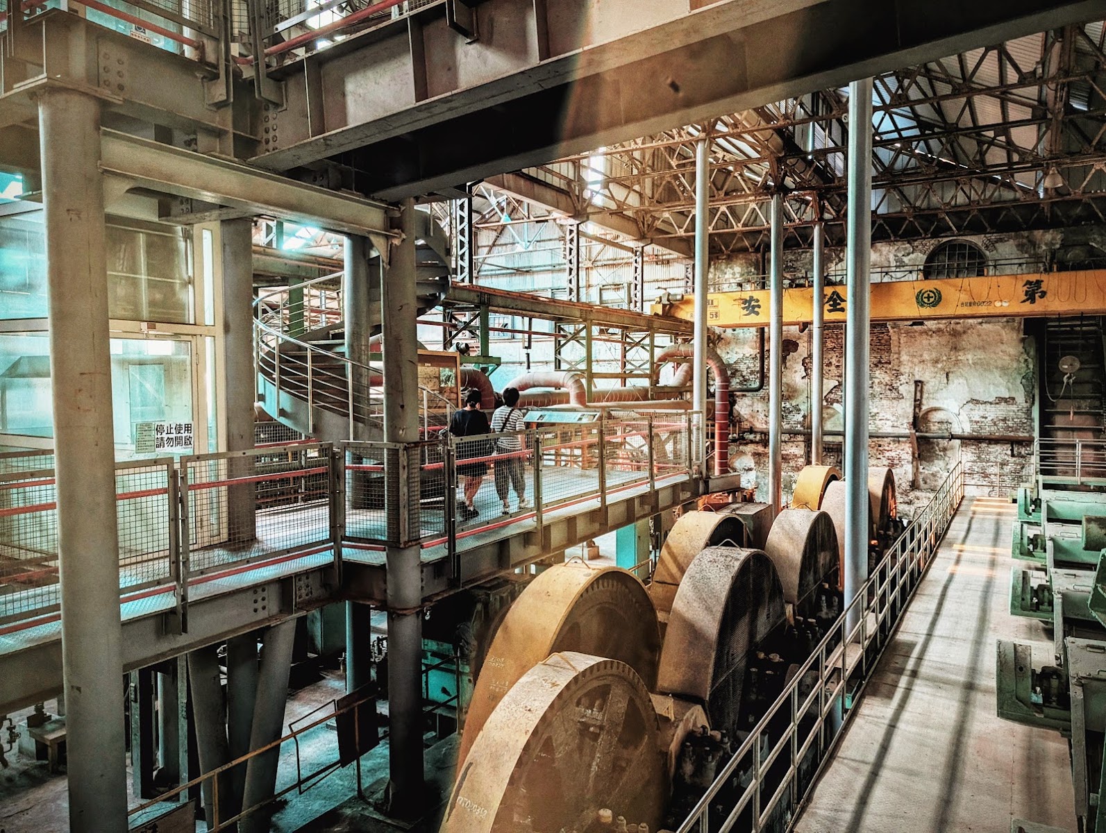 橋頭糖廠製糖工廠機械內部,鐵管和蒸汽管道