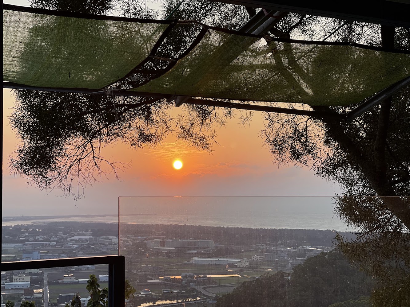 夕陽西下與遠方海岸線景色