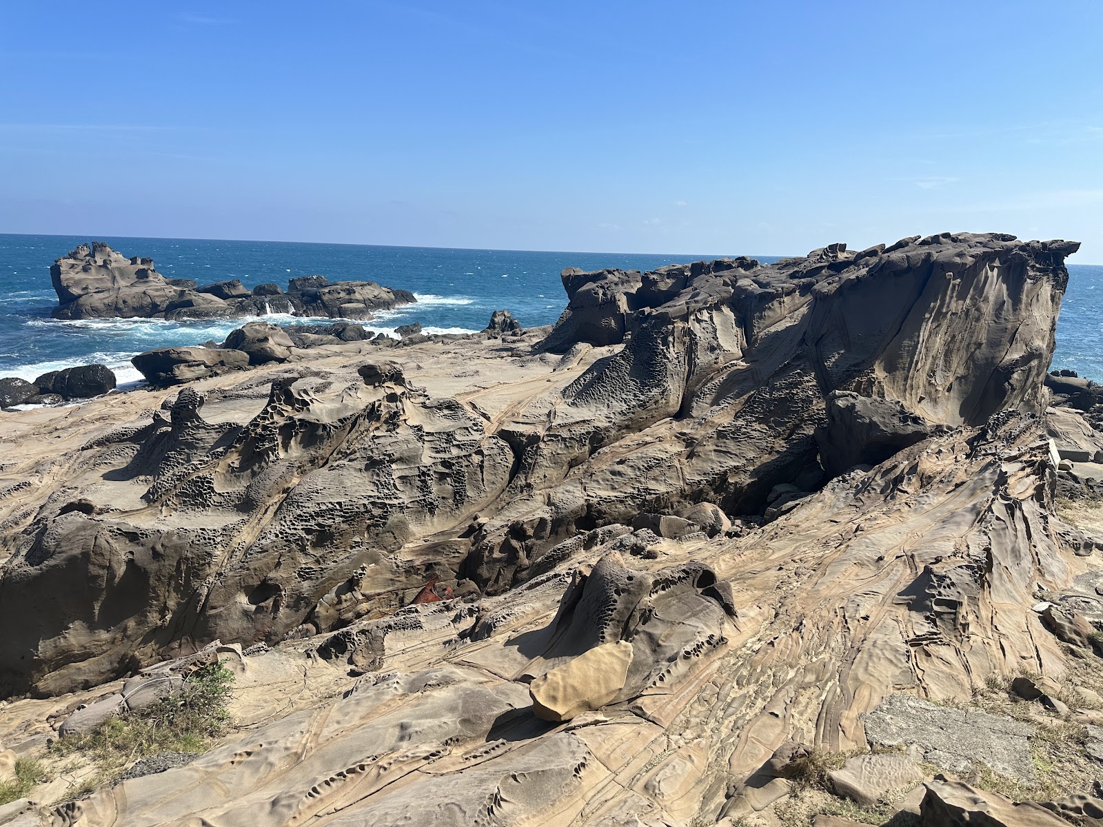佳樂水海蝕地形奇景,層層岩石與礁石在晴空下延伸至湛藍大海