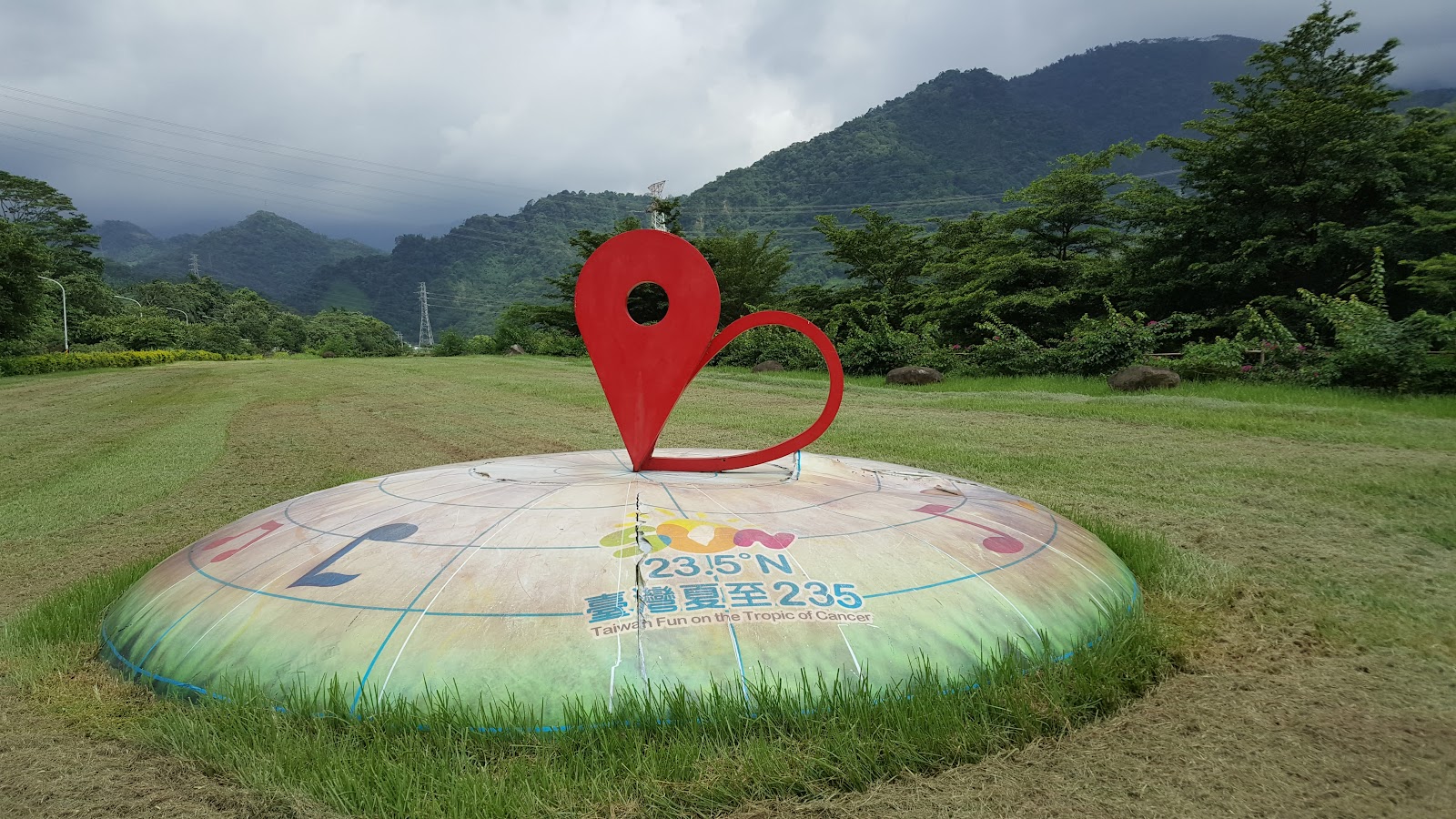草原上的圓形草丘地標,畫有愛在233.5K字樣與紅色愛心指標
