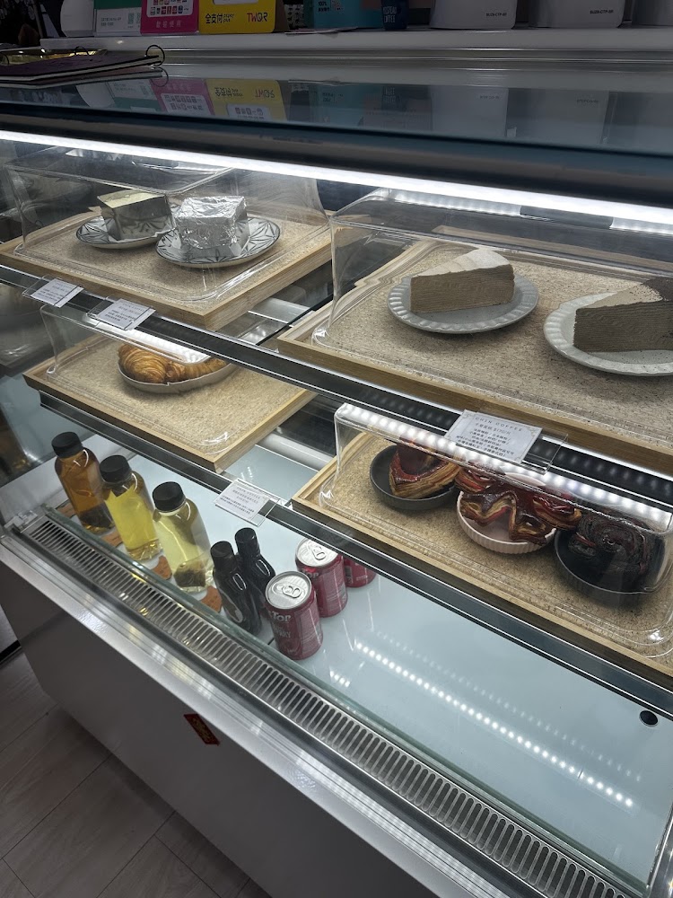 Chin coffee 甜點冷藏櫃