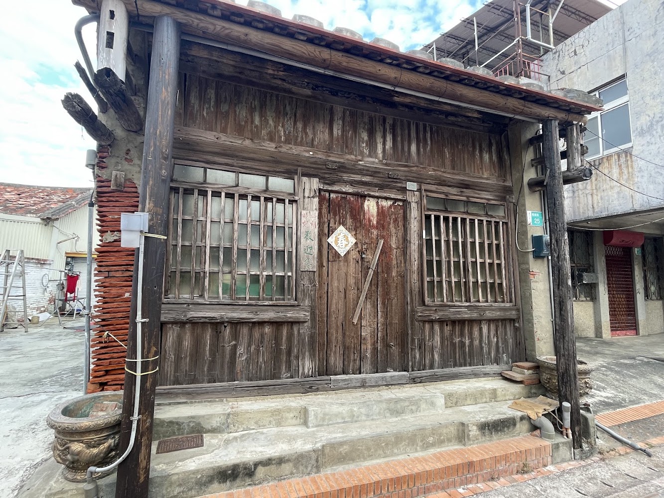 橋南老街傳統木造老屋與石盆