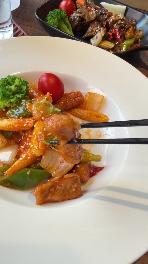 阜邸輕台菜私廚料理夾起肉片的熱炒主餐