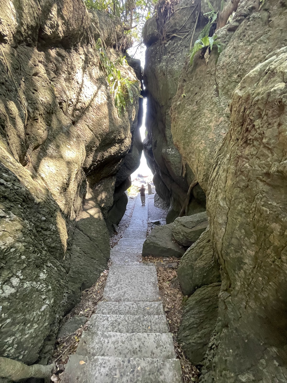 北關海潮一線天窄縫岩洞石階步道