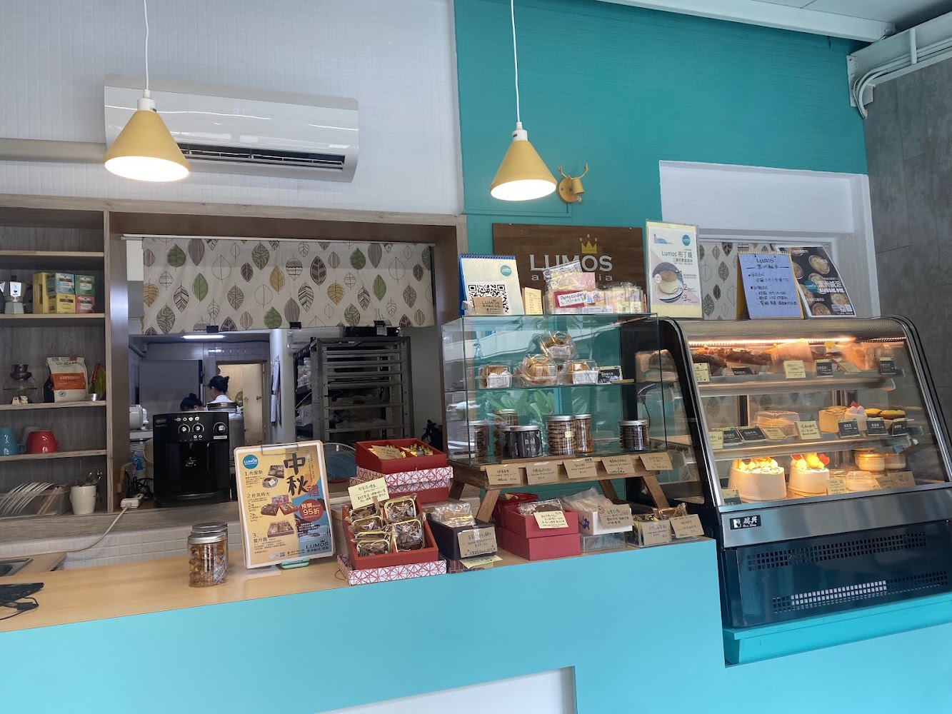 Lumos 澳洲鹹派甜點店內櫃檯與甜點陳列