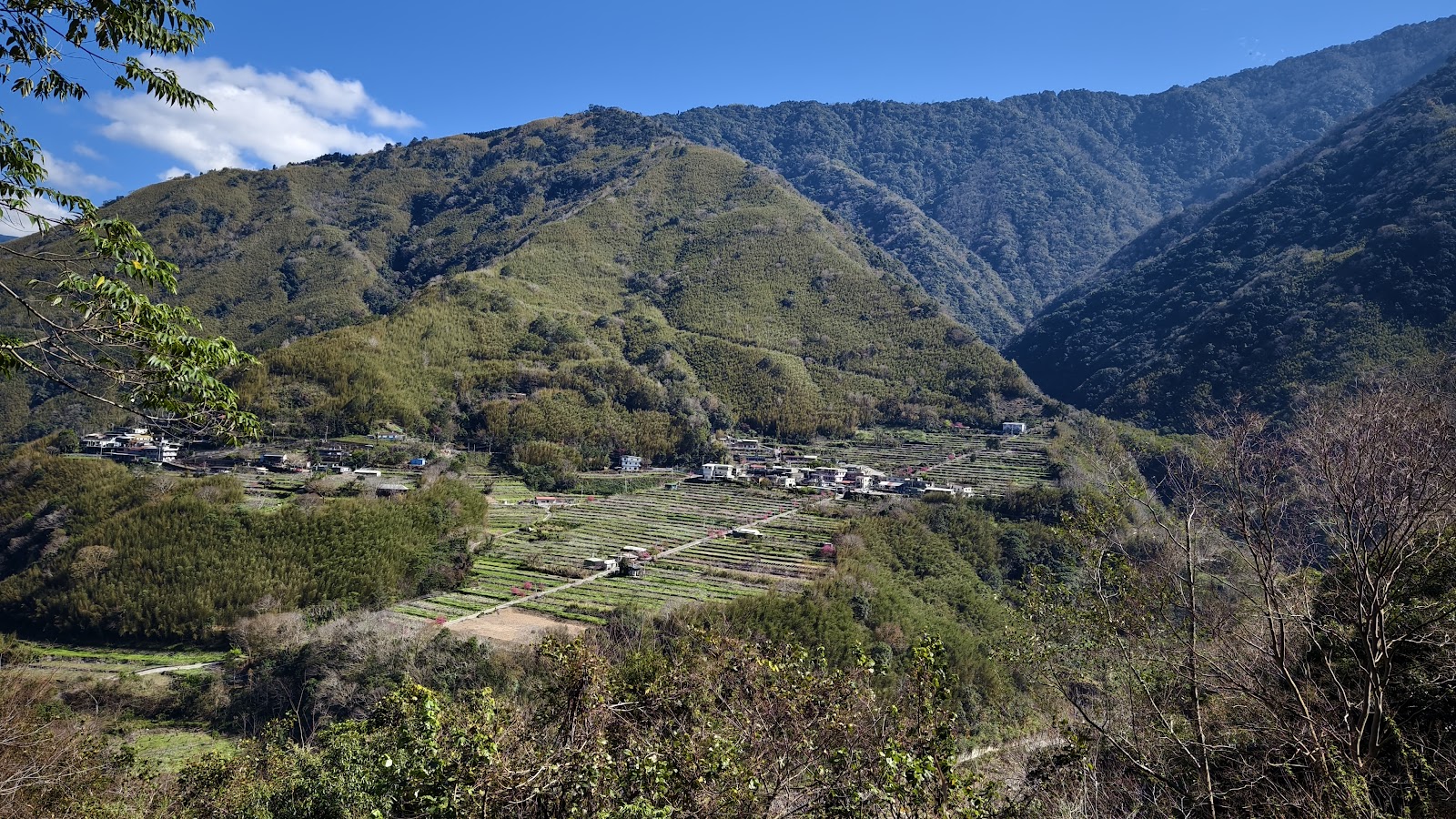三光里層層疊疊高山梯田景觀藍天下的部落聚落