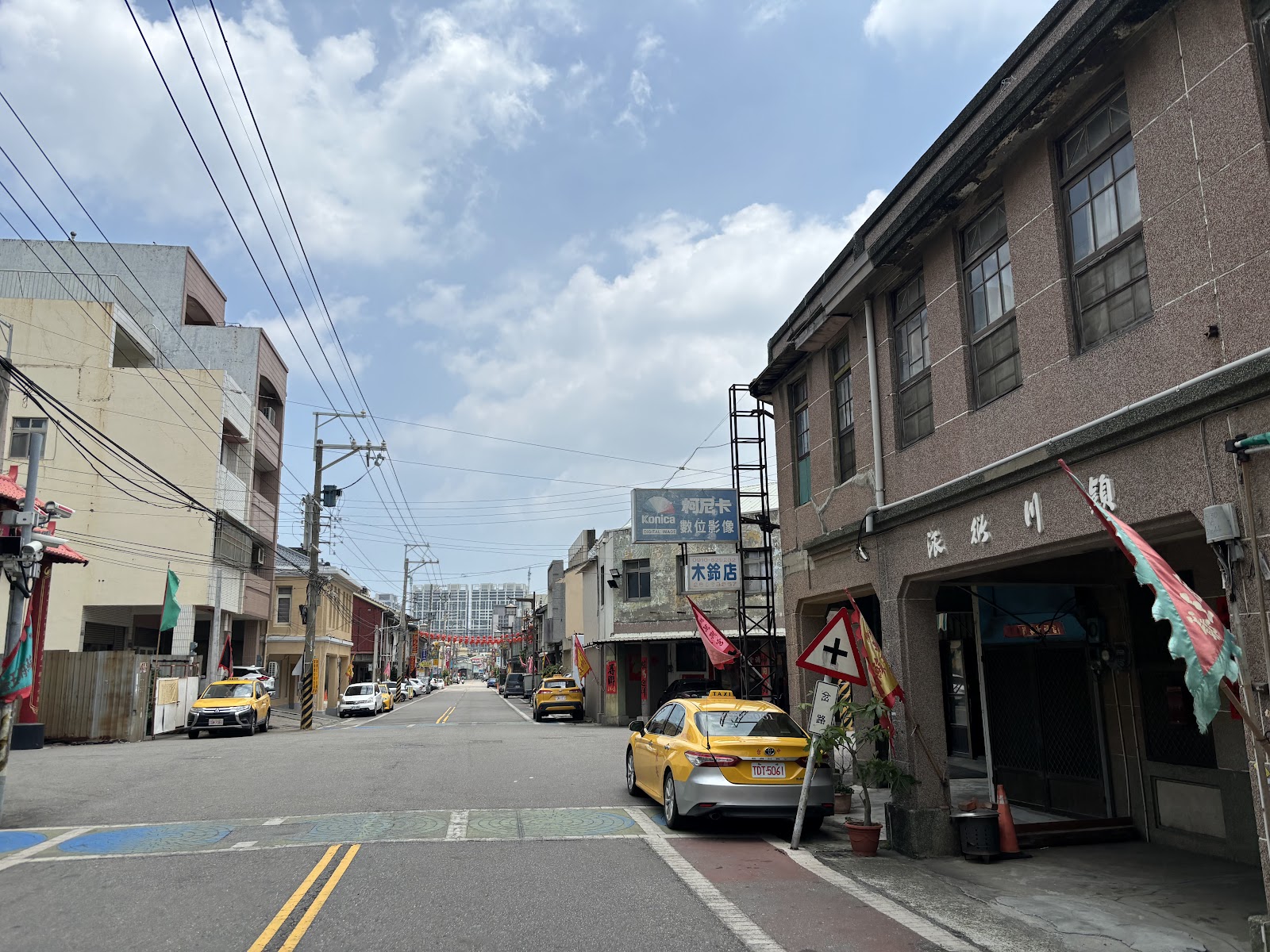 南屯老街傳統建築街景，紅磚牆與老式商店立面