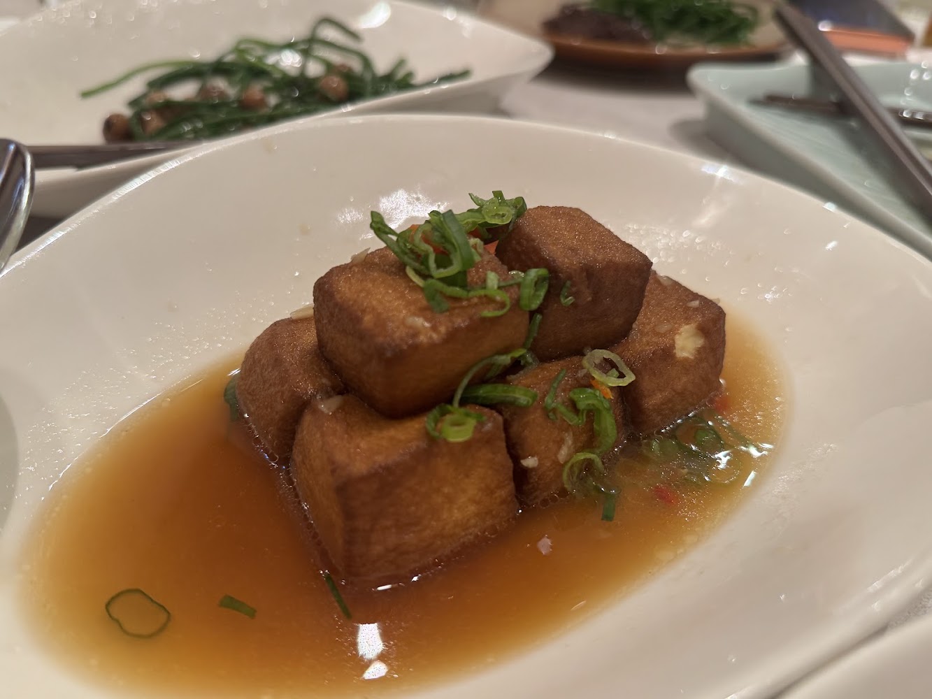 外酥內嫩的炸豆腐,上方撒上蔥花