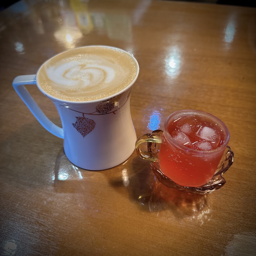 拿鐵與紅色冰飲雙杯組合
