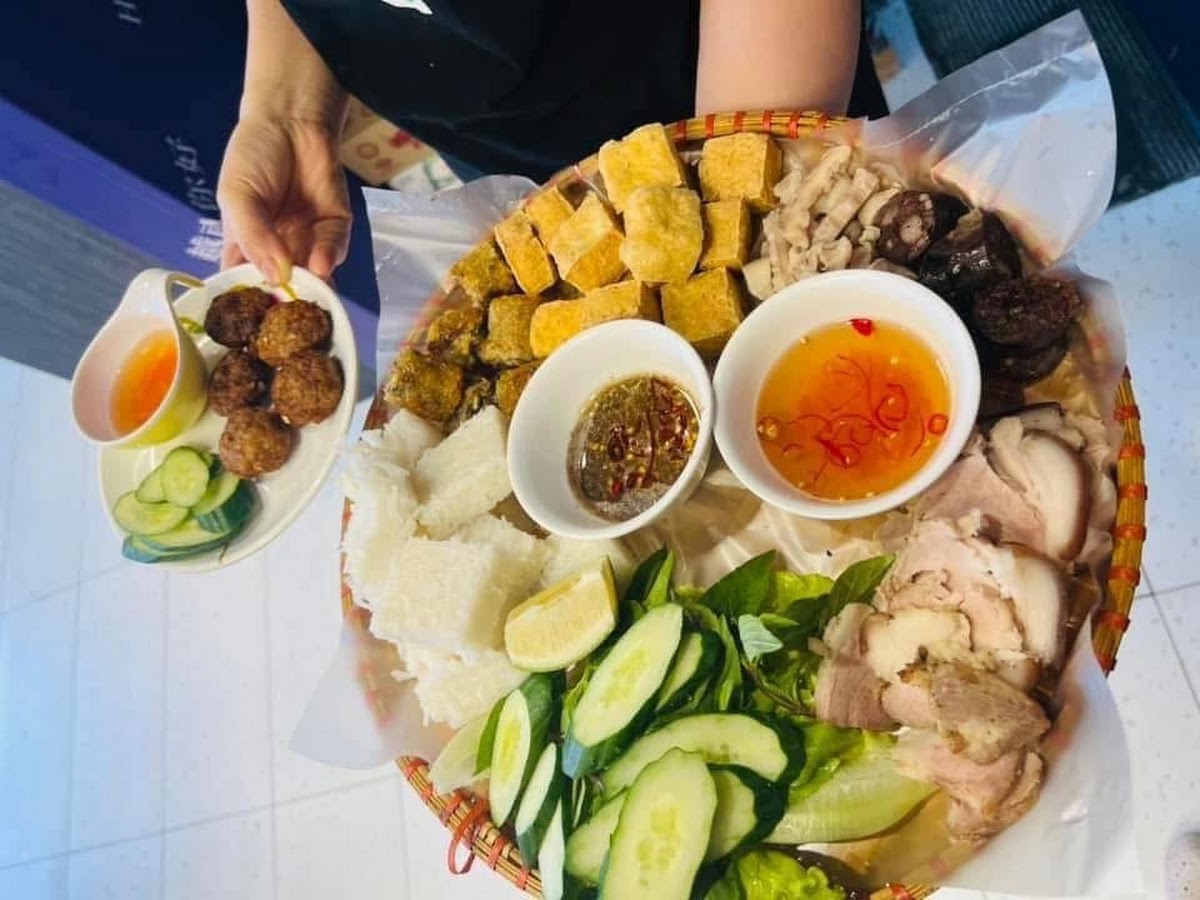 越式綜合拼盤大餐盤，含炸豆腐烤肉血腸小黃瓜與沾醬