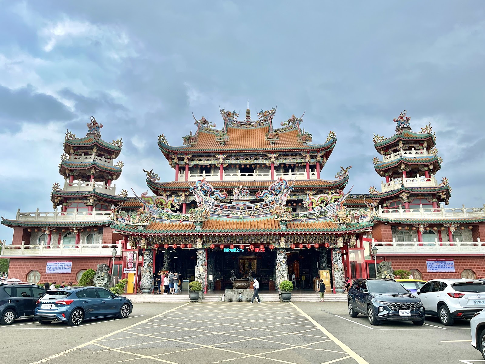 桃園龍潭南天宮廟宇外觀,屋脊飛龍盤踞
