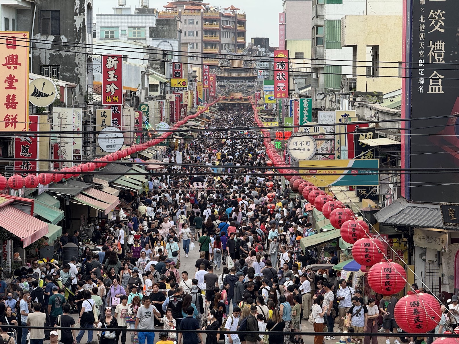 北港老街店鋪林立,傳統伴手禮攤位