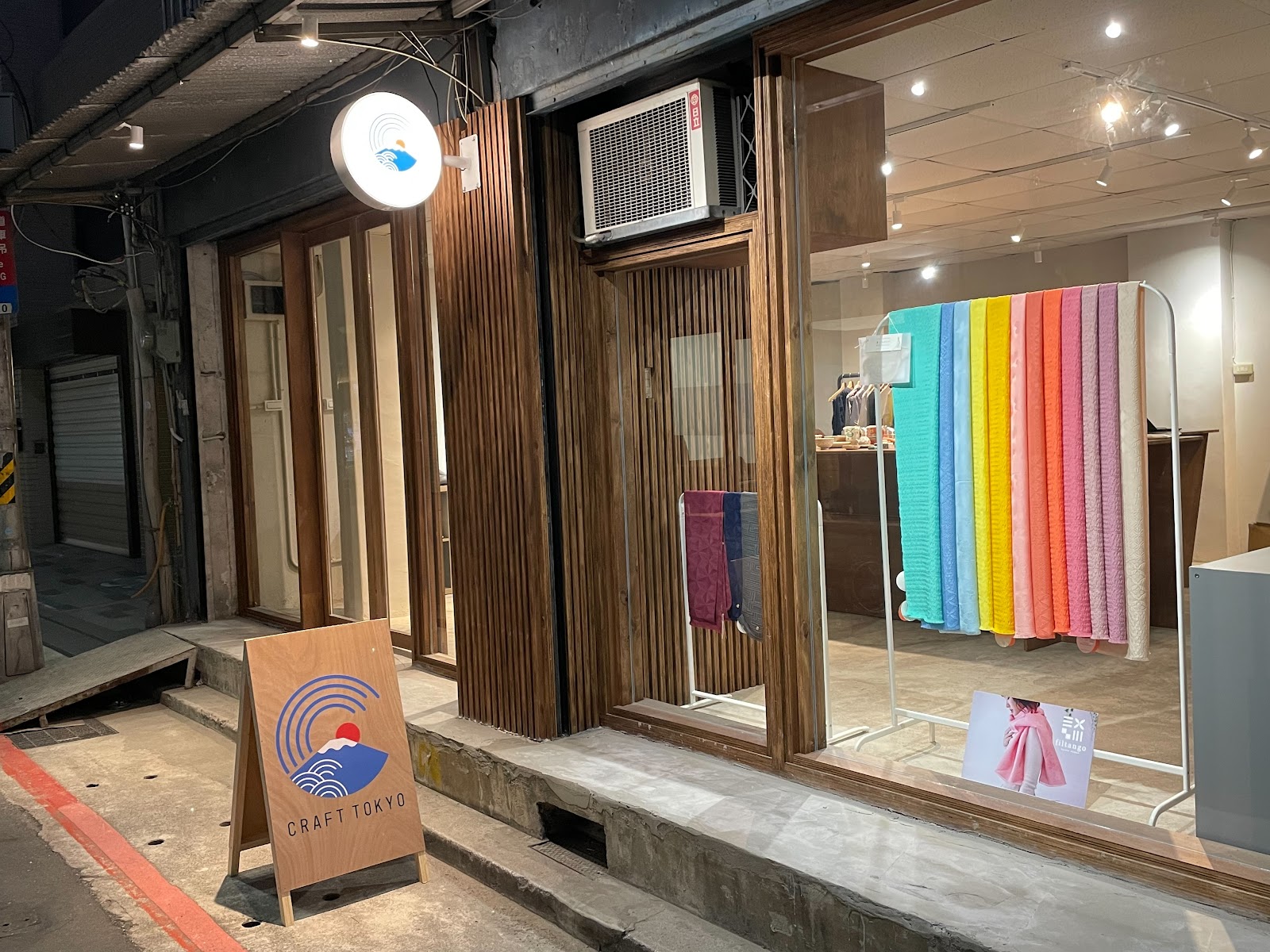 Craft Tokyo東京選物店門口展示五顏六色布料絲巾品牌招牌立牌