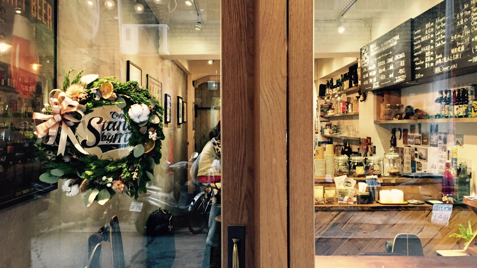 Coffee Stand by me赤峰街咖啡店門口花圈招牌木質門框