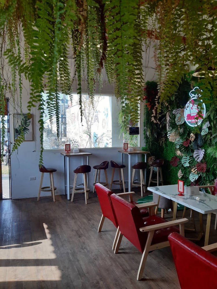 DeerHer甜點廚坊和美店室內空間紅色沙發與綠植