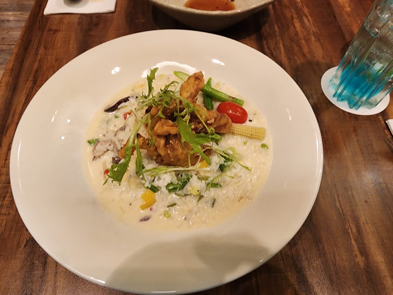 白醬燉飯搭配雞肉與蔬菜的精緻主餐