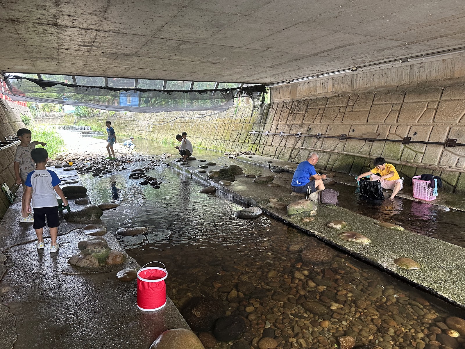 南勢溪橋下親子戲水區孩童玩水撈魚清澈溪水石礫