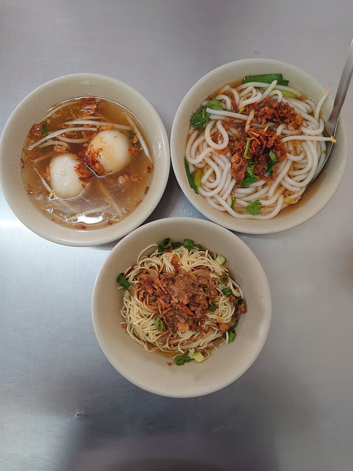 伯公麵店三碗招牌小吃，湯圓、米苔目、麻醬乾麵