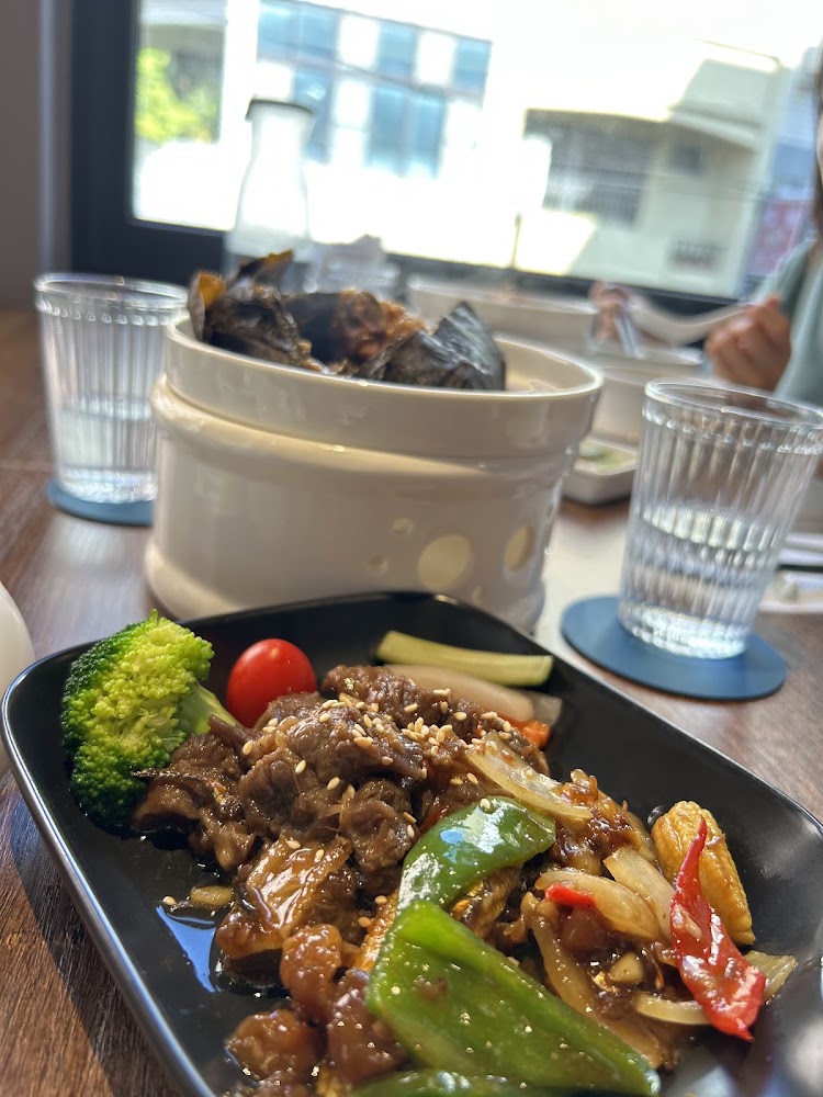 阜邸輕台菜私廚料理牛肉料理用餐場景