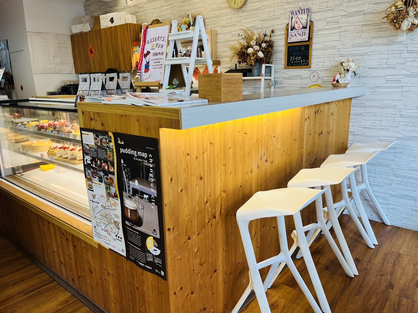 淳手作甜點工作室店內櫃檯與冷藏甜點櫃