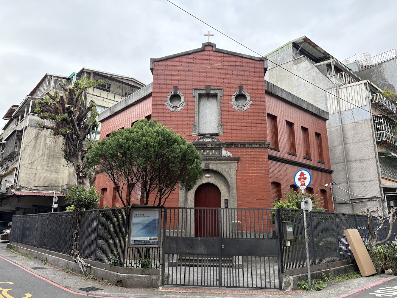 紅磚基督教教堂建築外觀