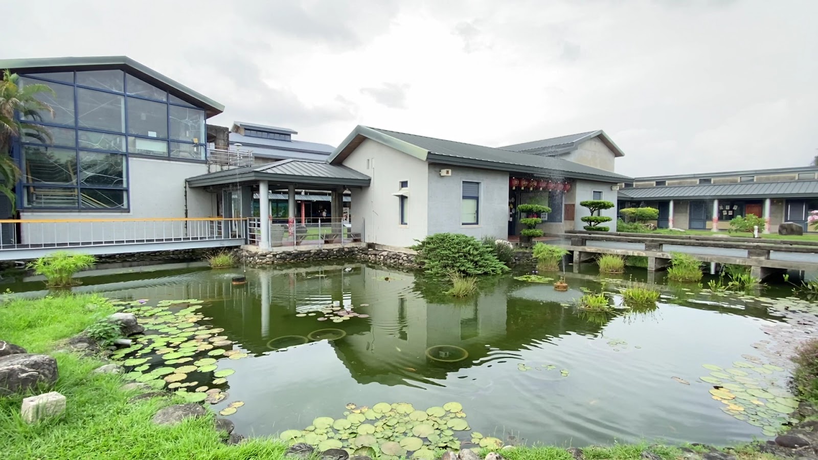 美濃客家文物館蓮花水塘建築倒影
