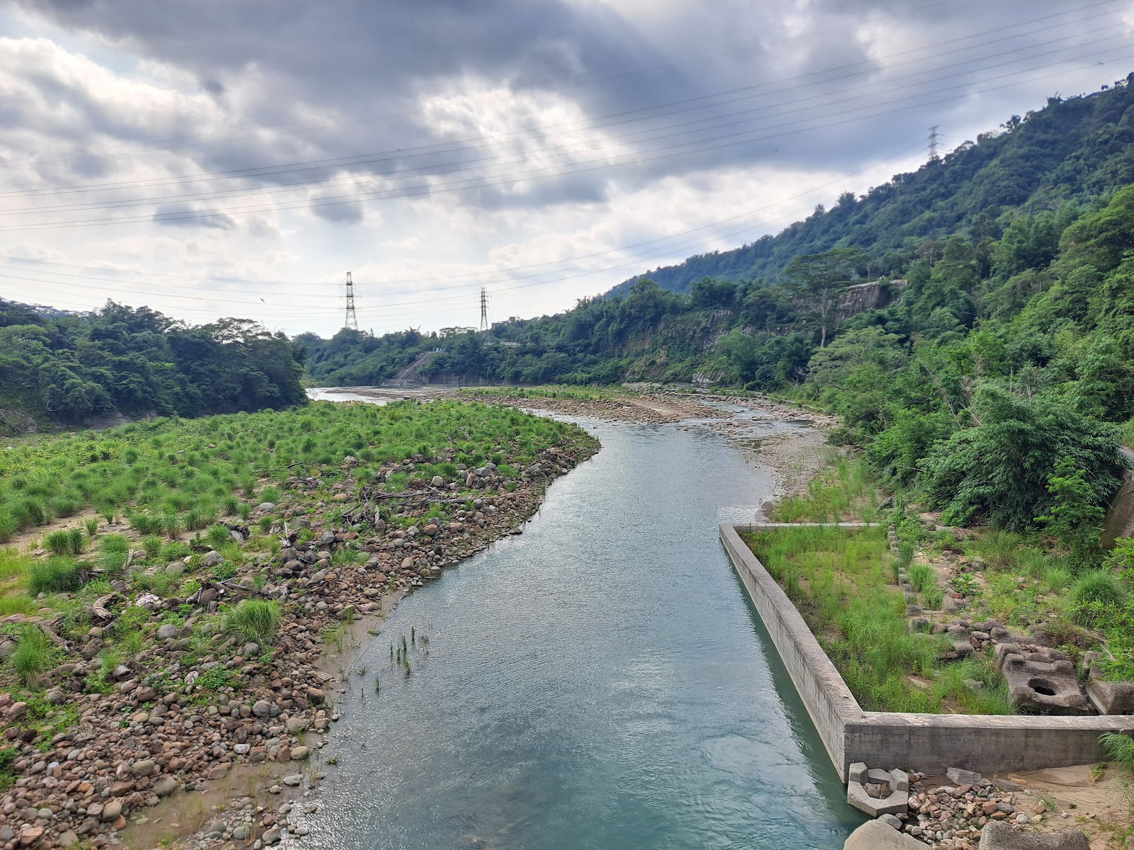 八掌溪上游河谷風景,溪水蜿蜒石礫河床,遠山環繞