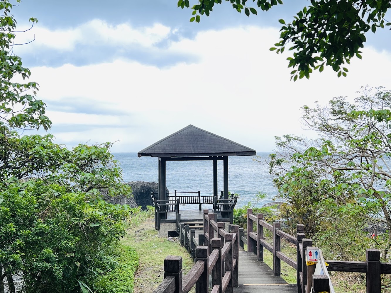 石門洞入口步道與涼亭