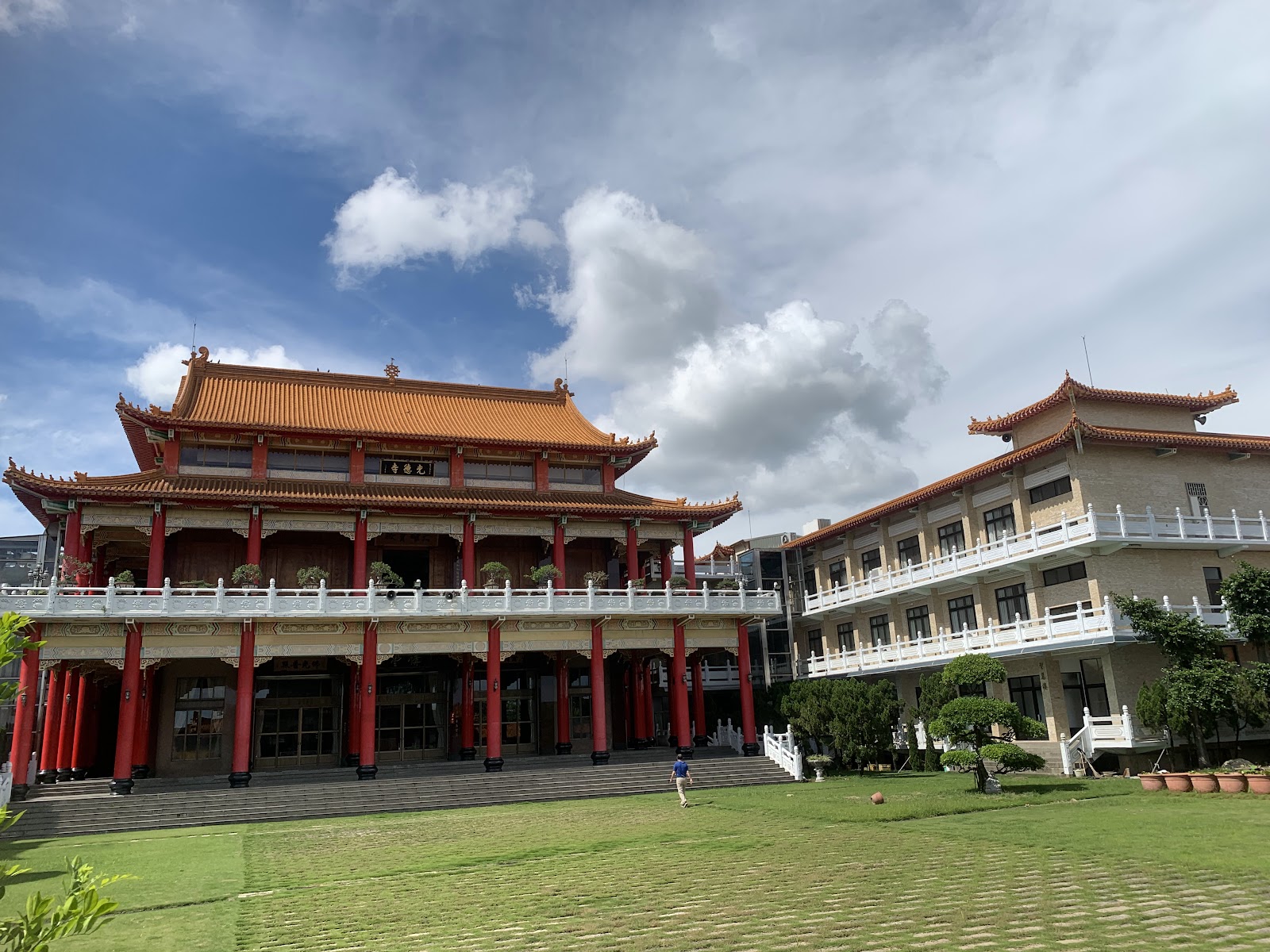 光德寺廟埕全景藍天白雲