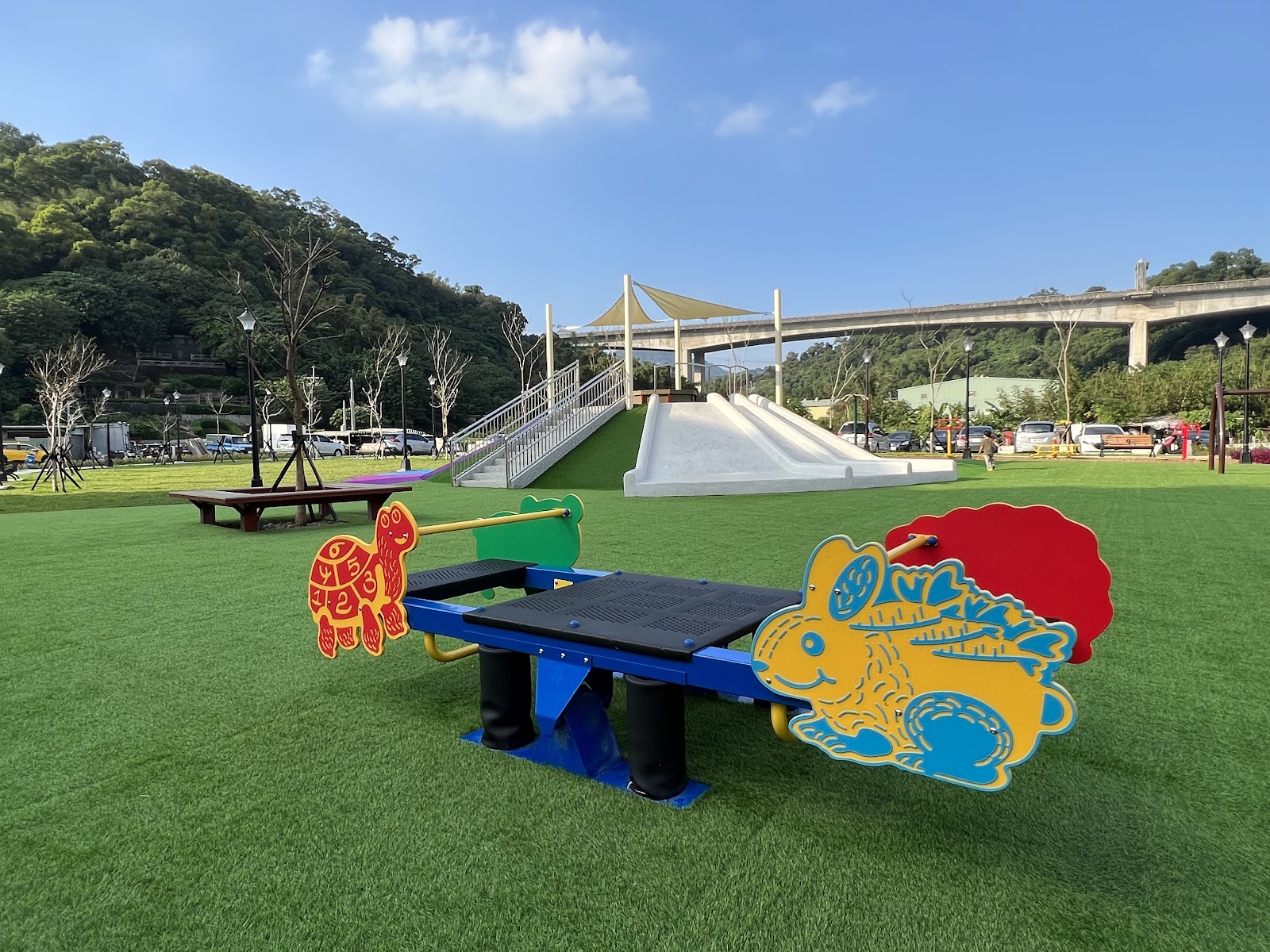 芳洲公園彩色動物造型翹翹板