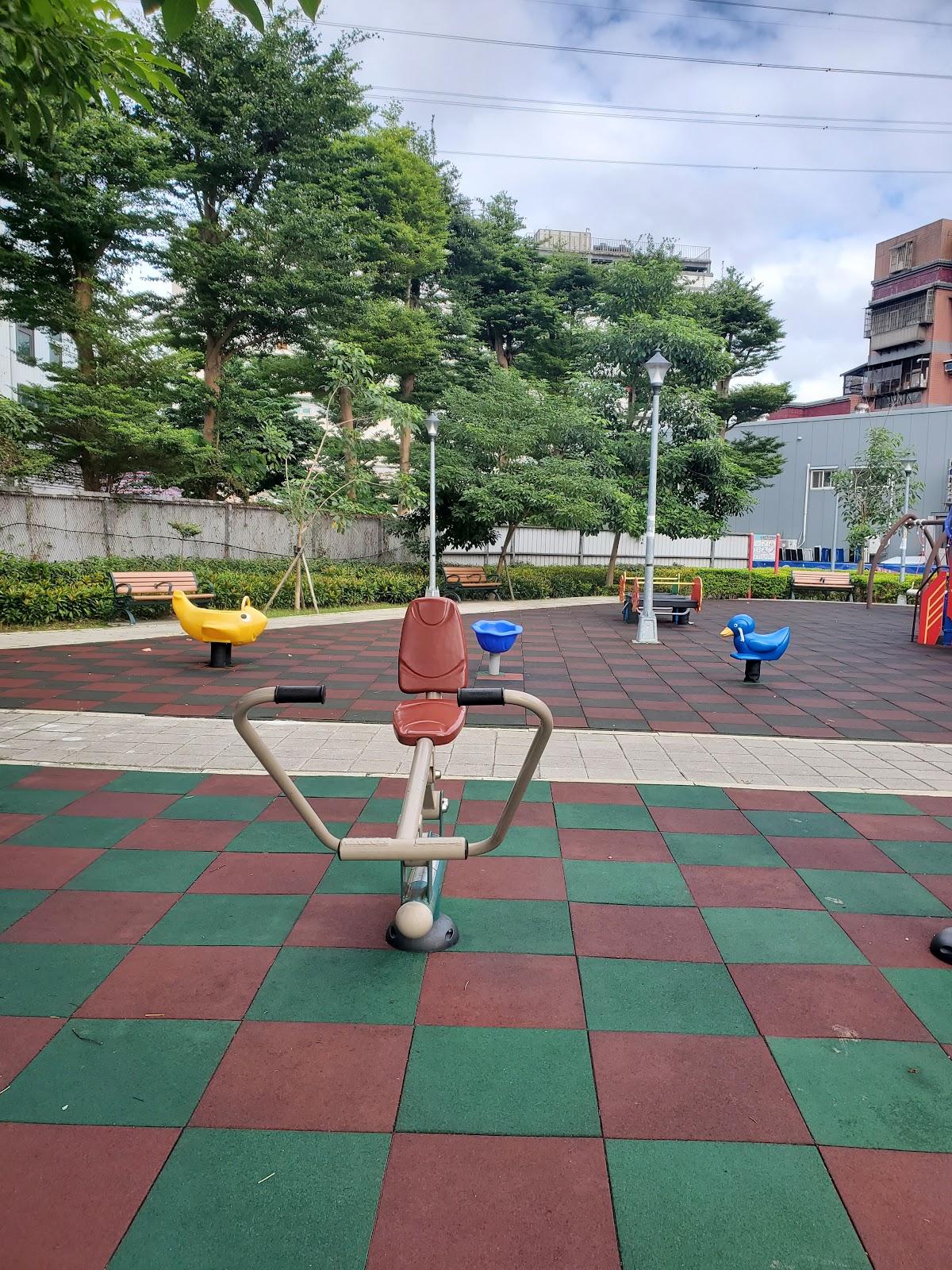 芳洲公園健身器材區