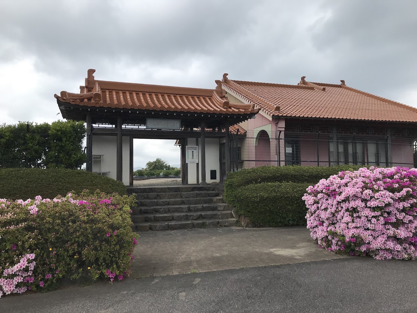 八束町中國牡丹園建築與前方花木