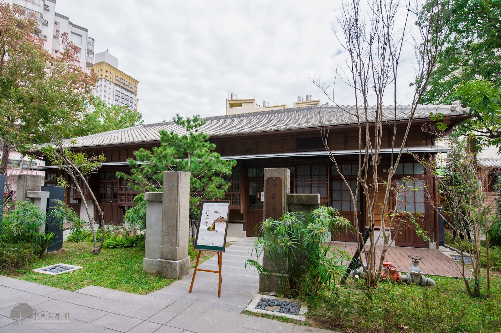 台中民俗公園建築側面與庭院小徑，靜謐古典台灣住宅氛圍