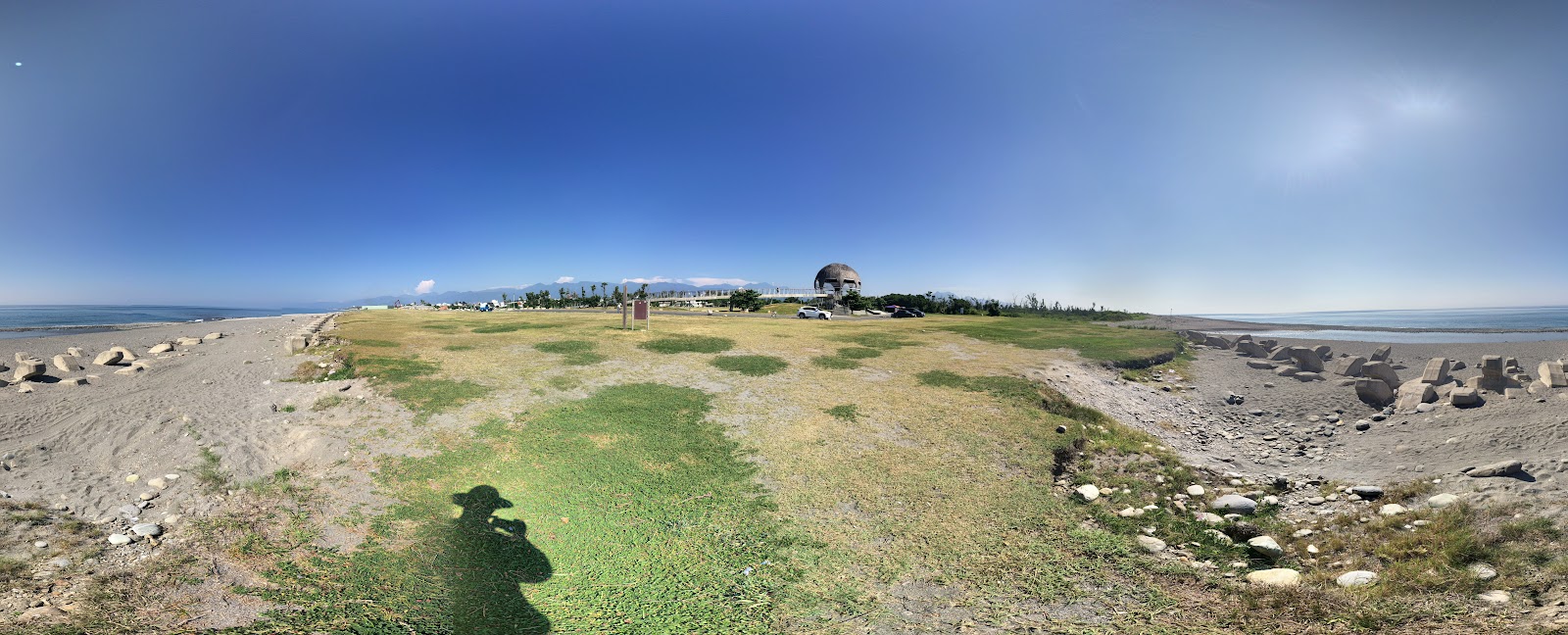 台東海濱公園全景,海岸草坪360度遠景,可見穹頂建築與中央山脈