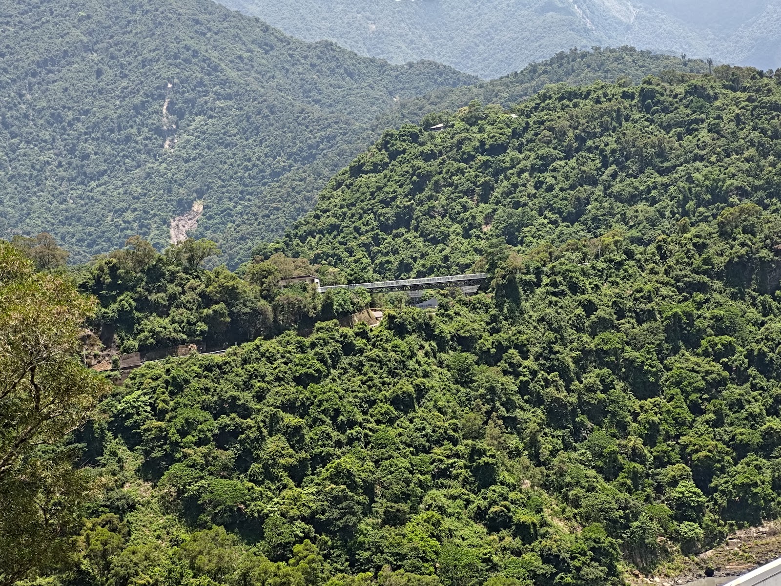 多納高吊橋遠眺全景橫跨山谷