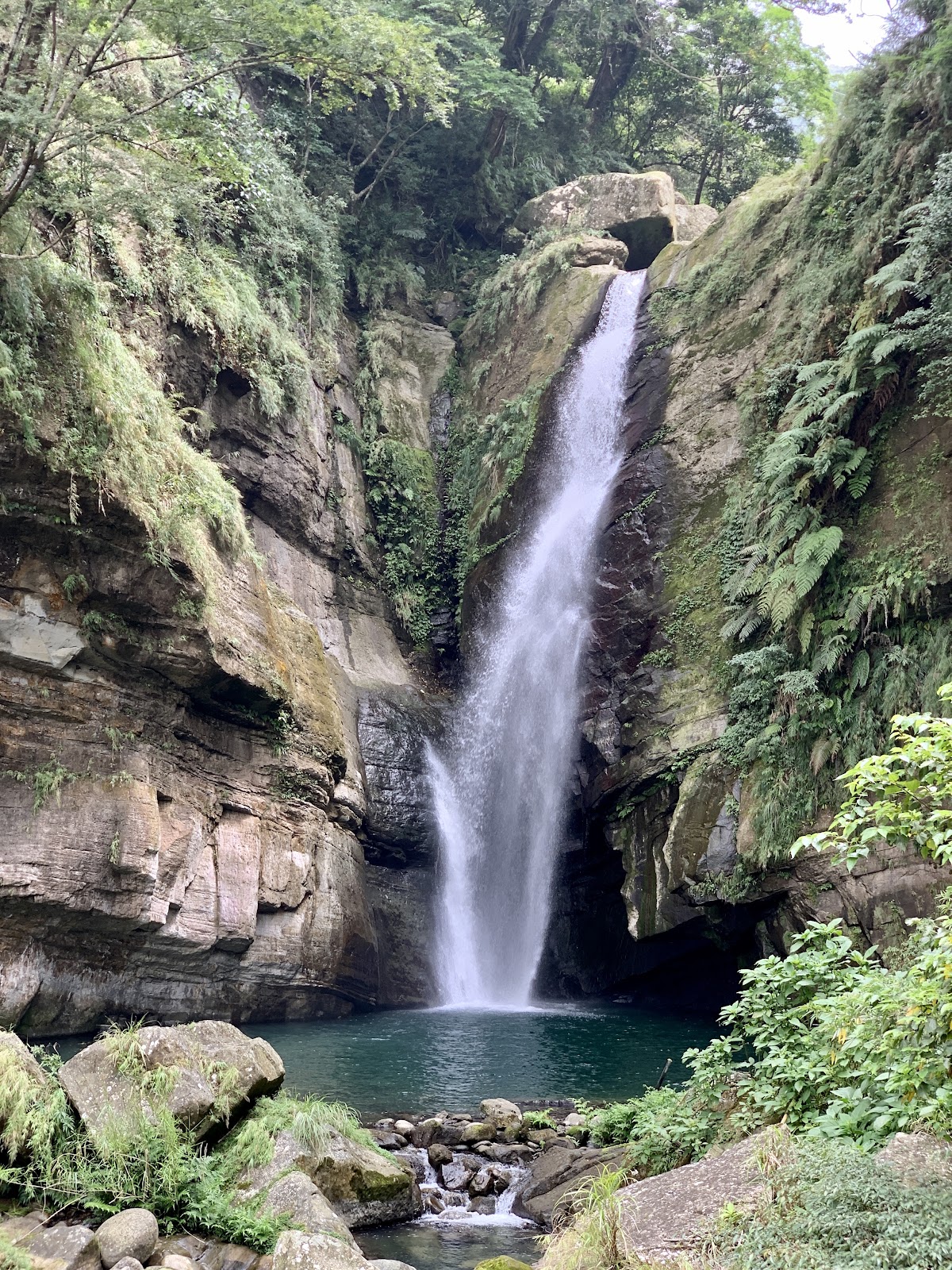 青雲瀑布藏身於岩石縫隙間的水流景觀