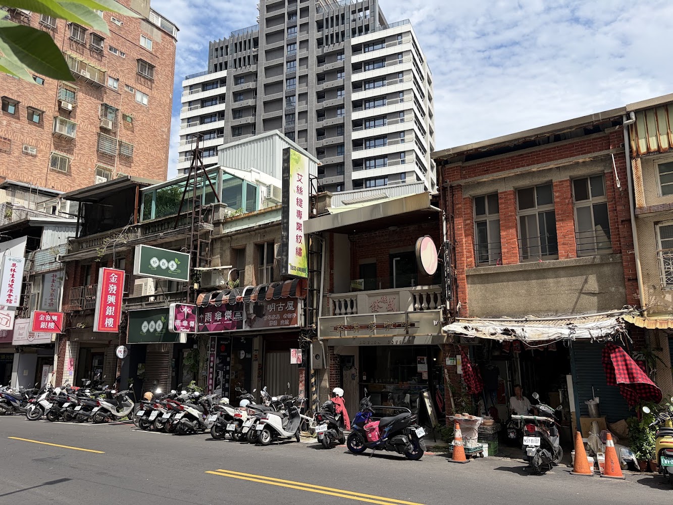 大稻埕街區的城市街景與店家招牌