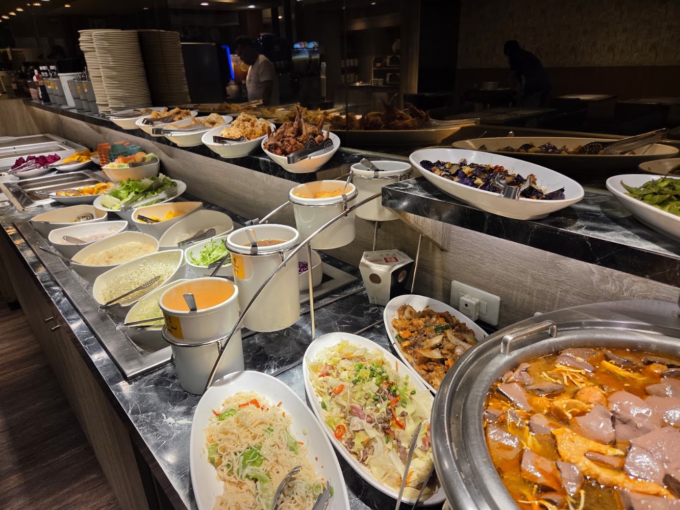 自助餐廳菜品區有熱炒涼菜水果麵食