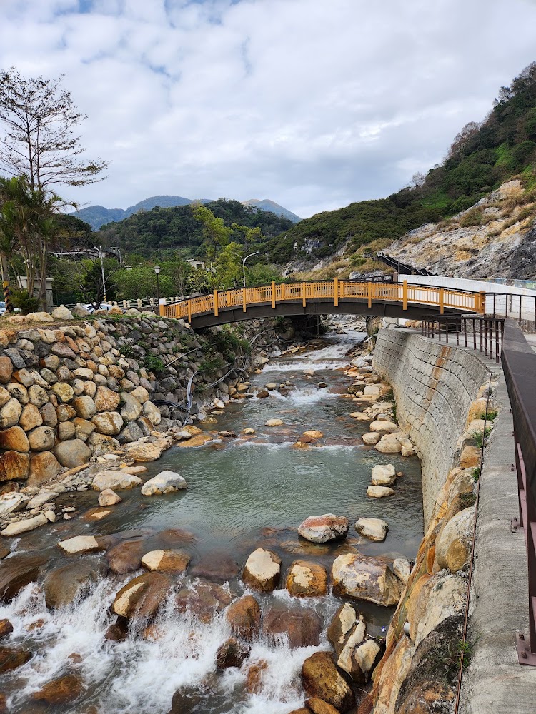 磺溪溫泉水岸步道橋景與溪流