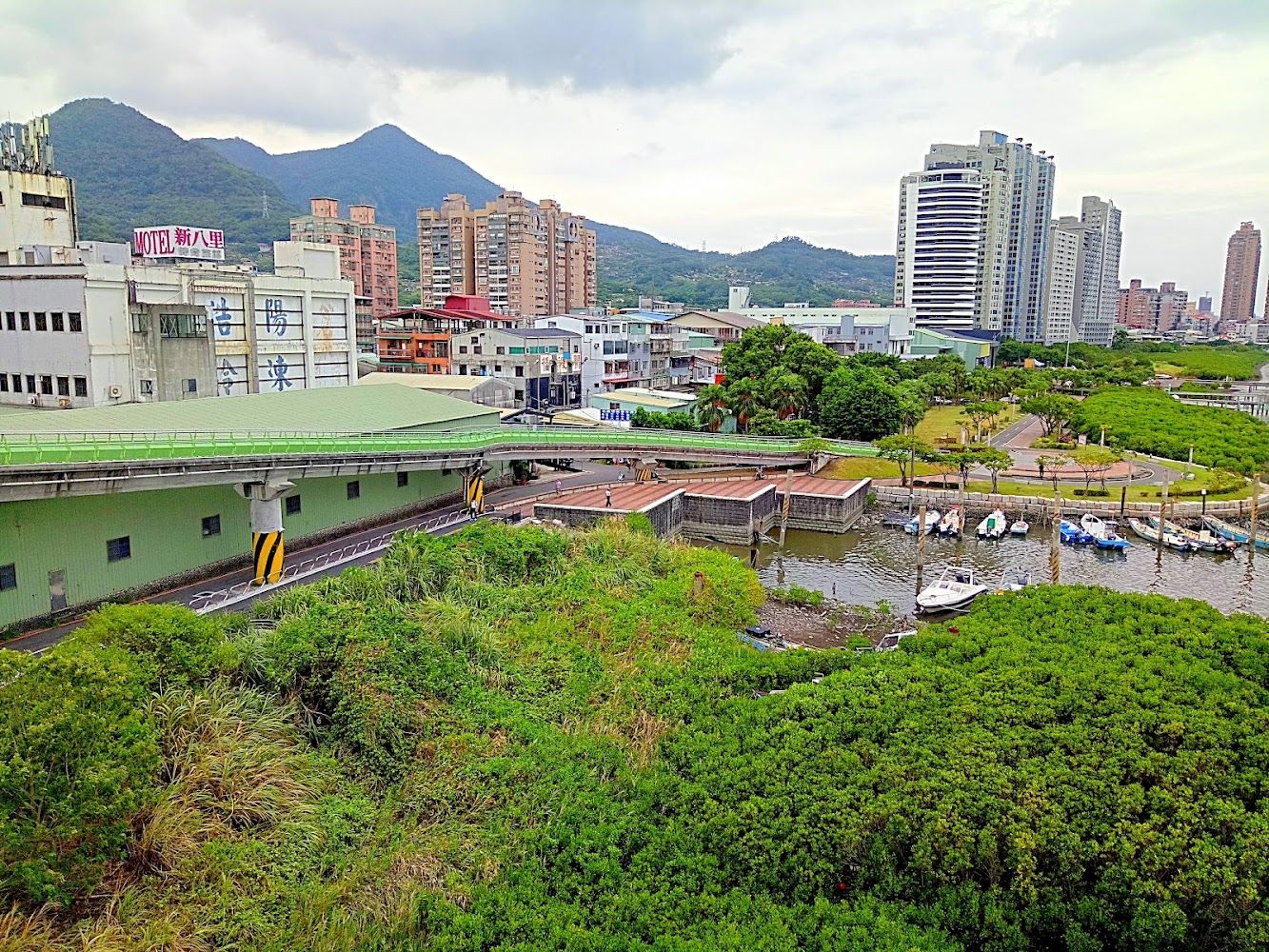 金色水岸自行車道周邊河岸與城市景觀