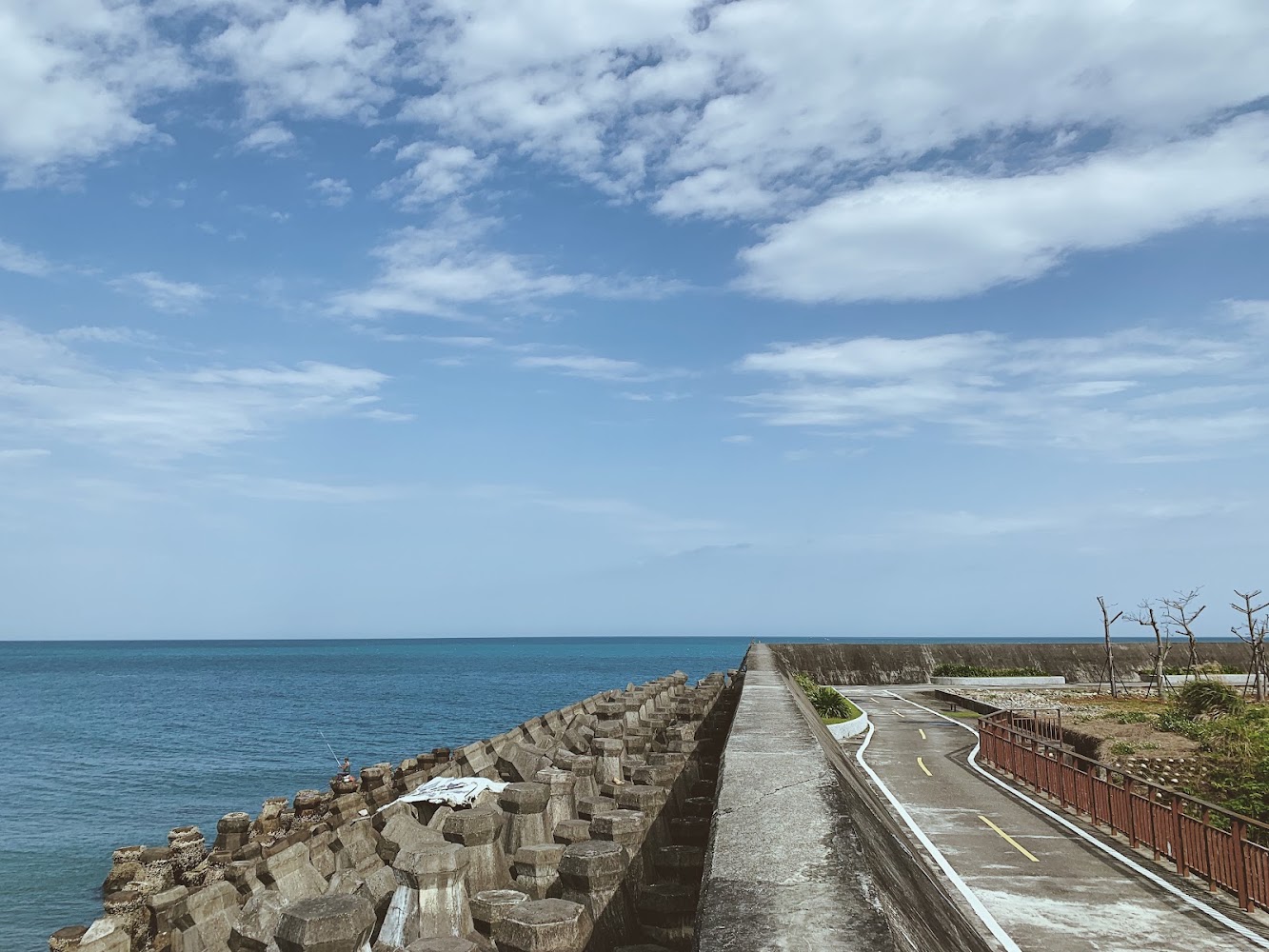 淡海觀海長堤自行車道海堤與藍海景觀