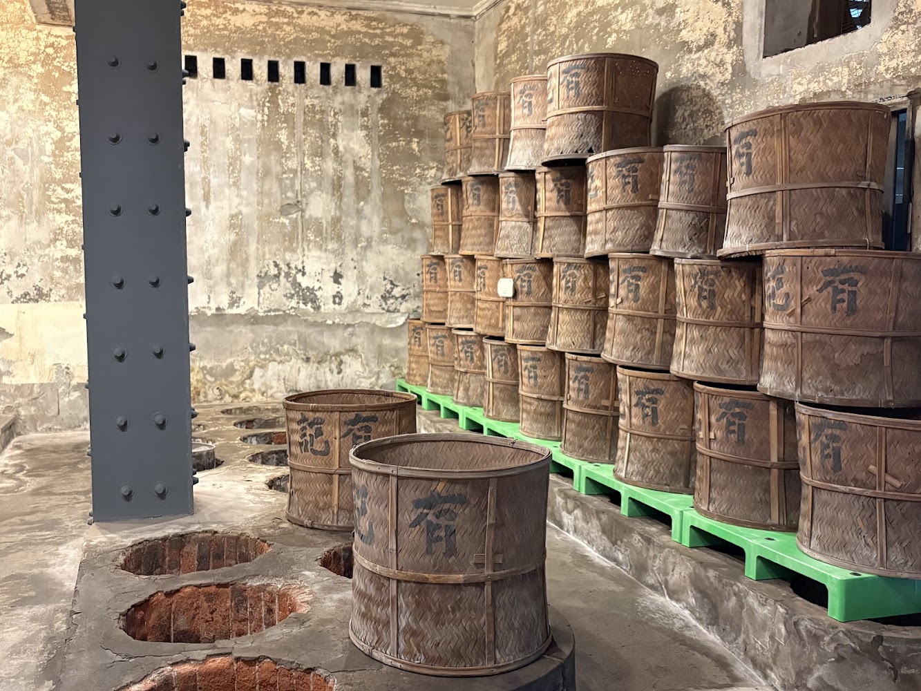 老舊建築內的竹編圓桶與地面圓洞