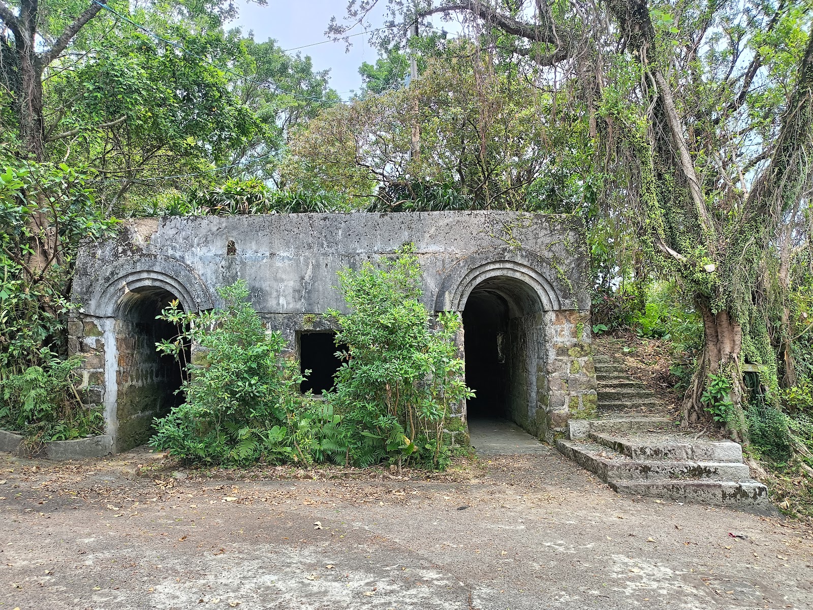 獅球嶺砲台三座石砌拱形碉堡入口