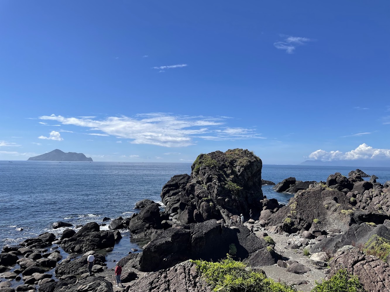 北關海潮公園礁石與遠方海景