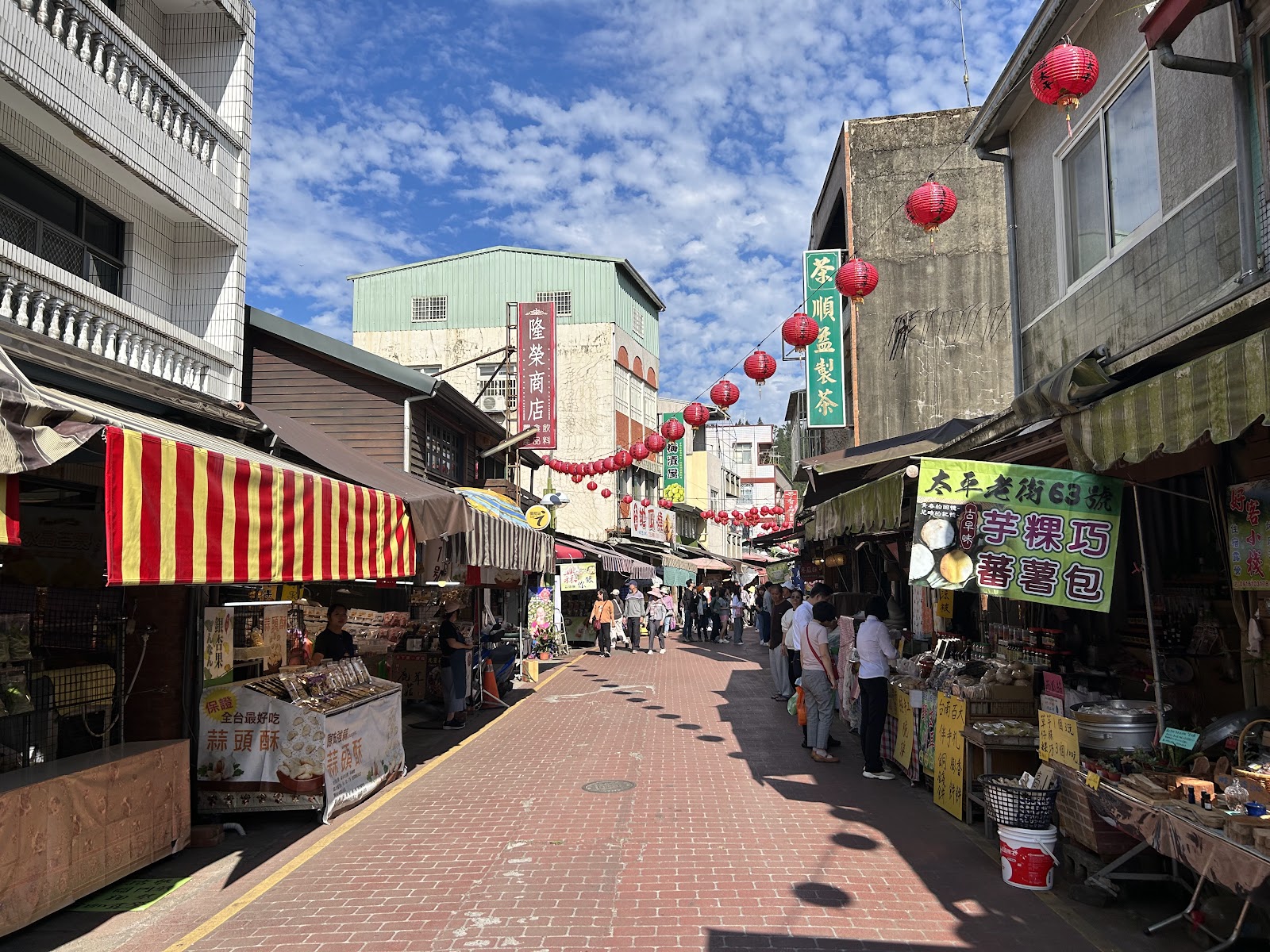 太平老街磚石步道,兩側攤販與店家,紅燈籠高掛,遊客穿梭