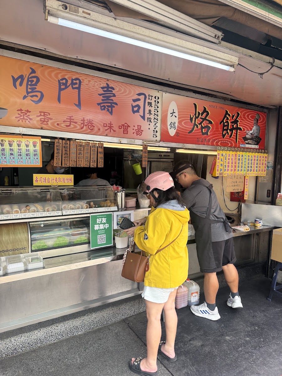 東海別墅夜市壽司攤，顧客點餐，鳴門壽司蒸蛋手捲烙餅招牌