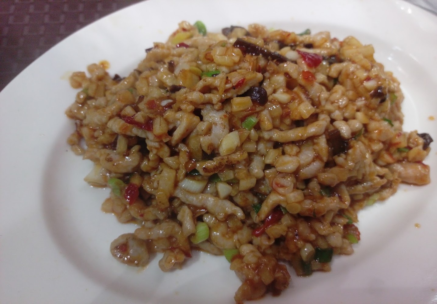 哈囉川味熱炒菜色近照,肉絲蔬菜與辣椒同炒